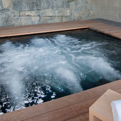 Indoor hot tub with powerful jets