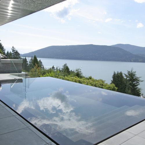 Infinity pool on the edge with reflecting style