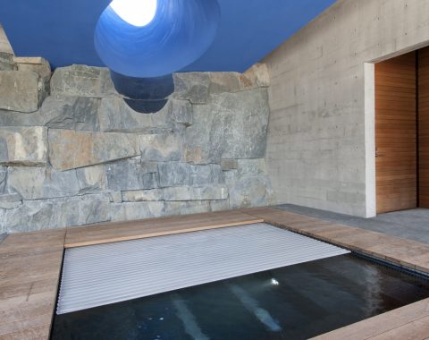 Hot tub with automatic cover