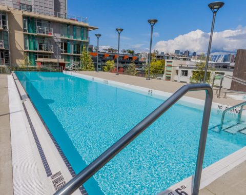 Large outdoor commercial infinity pool