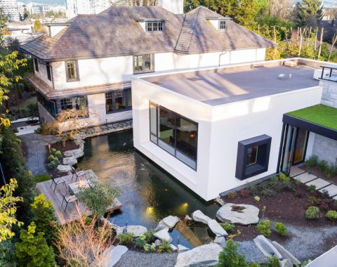 This harmonious design enhances the tranquil ambiance, making the ever-shifting patterns of koi visible as part of the living space, framed by elegant materials that echo nature’s beauty.