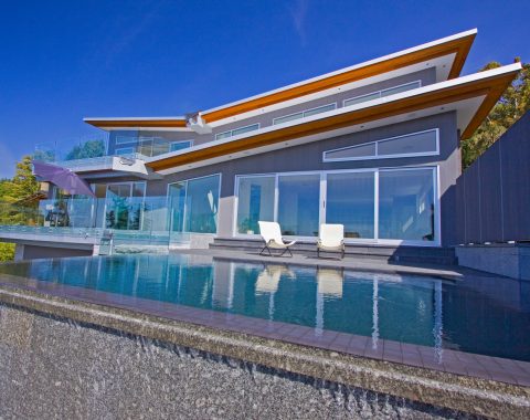 Infinity pool built into a balcony to give the illusion of floating